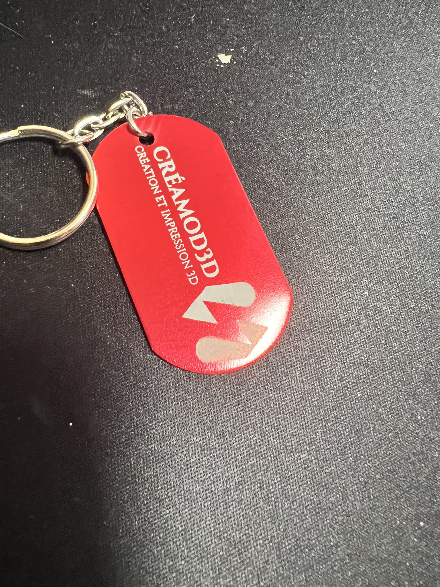 Porte-clés CréaMod3D gravé sur métal rouge